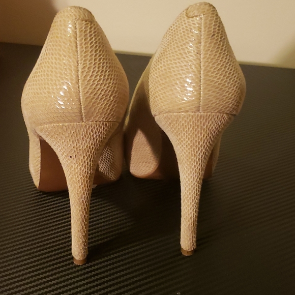 BCBG Snake Skin Rose Gold & Beige Heels - Picture 3 of 9